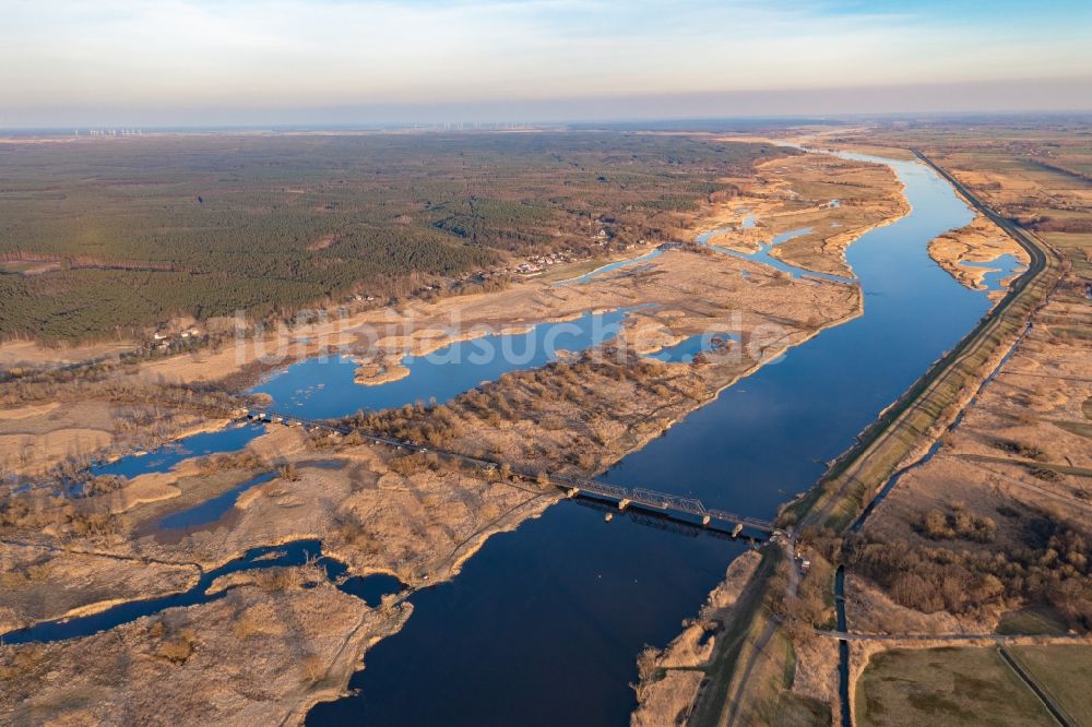 Siekierki von oben - Flußbrücke Europabrücke über die Oder in Siekierki in Woiwodschaft Westpommern, Polen