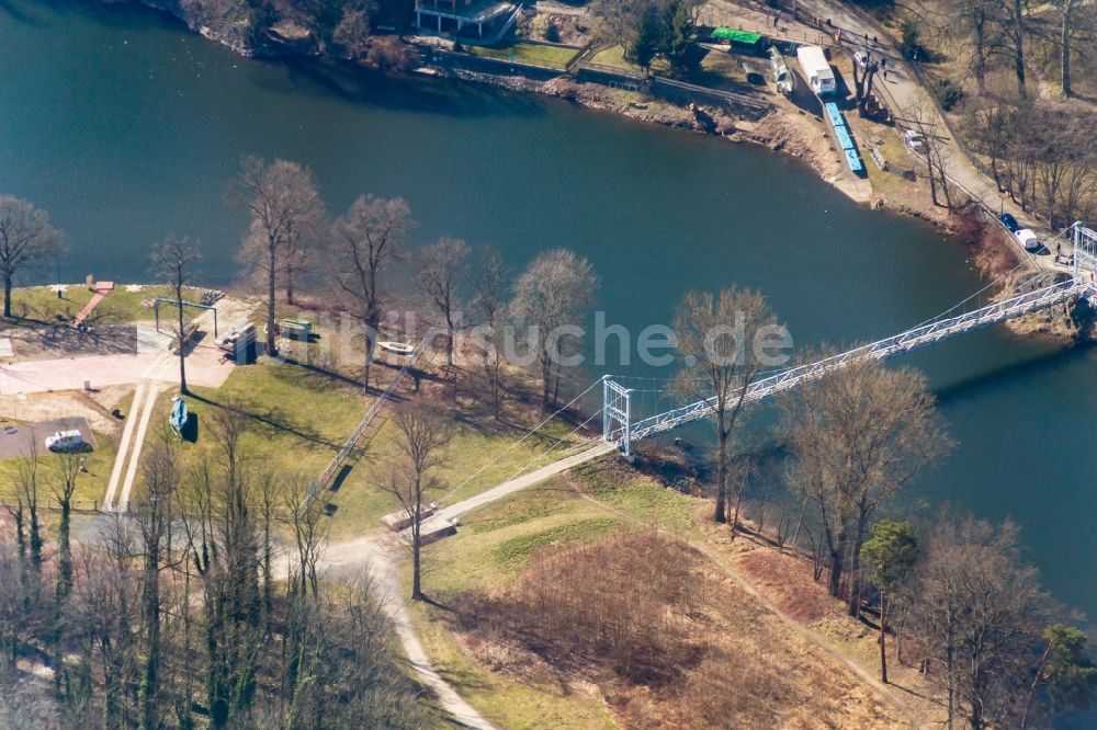 Grimma von oben - Flußbrücke Hängebrücke in Grimma im Bundesland Sachsen, Deutschland