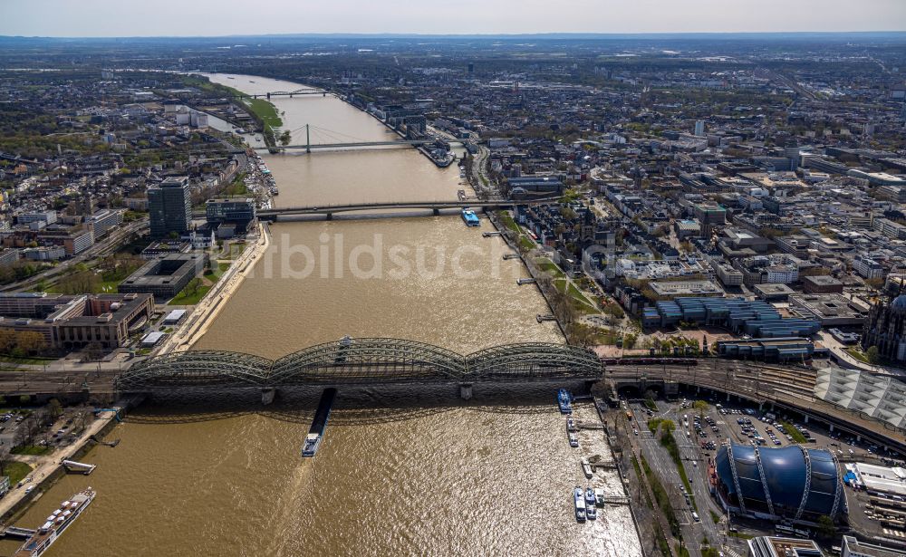 Köln aus der Vogelperspektive: Flussbrücke Hohenzollernbrücke in Köln im Bundesland Nordrhein-Westfalen, Deutschland