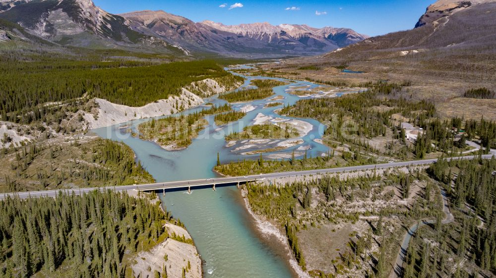 Saskatchewan River Crossing aus der Vogelperspektive: Flußbrücke Icefields Parkway across North Saskatchewan River in Saskatchewan River Crossing in Alberta, Kanada