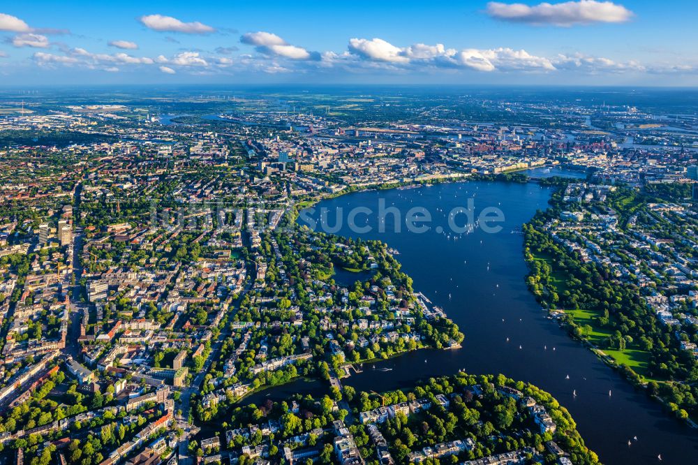 Hamburg aus der Vogelperspektive: Flußbrücke der Langenzugbrücke am Kanal Langer Zug im Ortsteil Winterhude in Hamburg, Deutschland