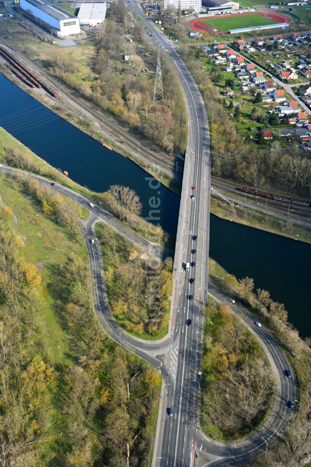 Luftaufnahme Brandenburg an der Havel - Flußbrücke Quenzbrücke über die Untere Havel-Wasserstraße in Brandenburg an der Havel im Bundesland Brandenburg, Deutschland