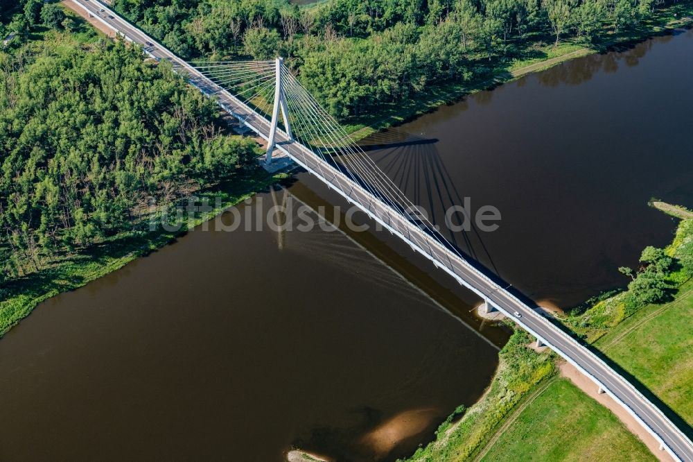 Schönebeck (Elbe) aus der Vogelperspektive: Flußbrücke Schönebecker Elbauenbrücke in Schönebeck (Elbe) im Bundesland Sachsen-Anhalt, Deutschland