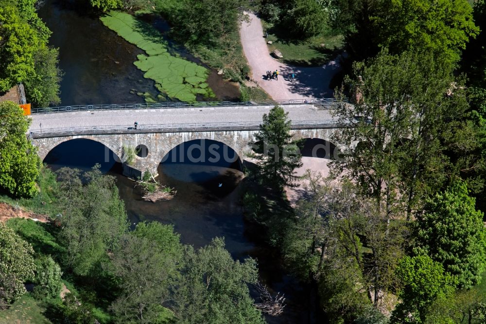 Weimar von oben - Flußbrücke Sternbrücke über den Ilm in Weimar im Bundesland Thüringen, Deutschland