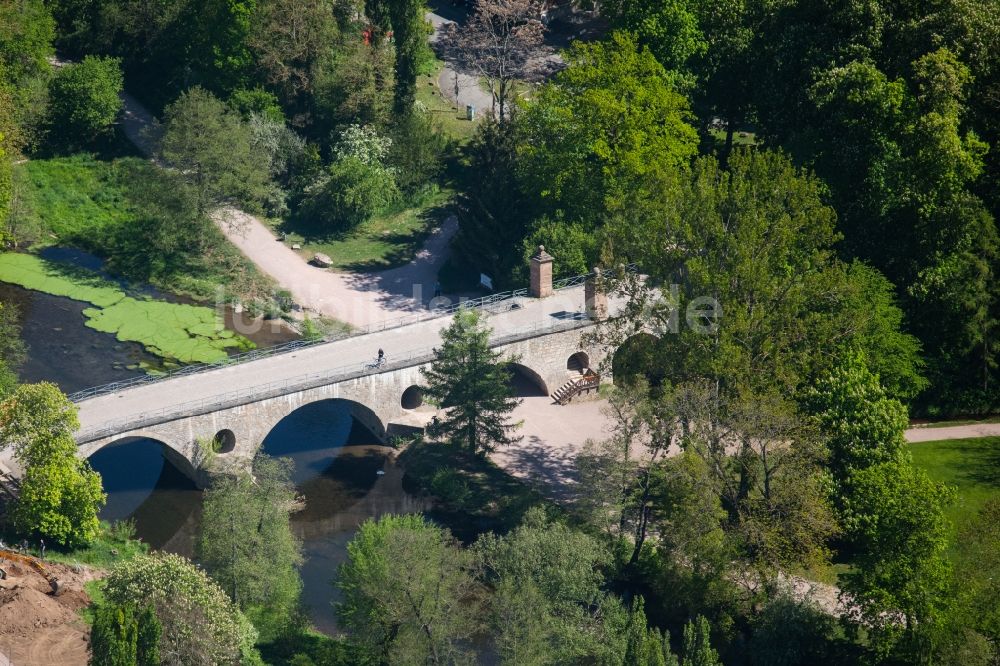 Luftbild Weimar - Flußbrücke Sternbrücke über den Ilm in Weimar im Bundesland Thüringen, Deutschland