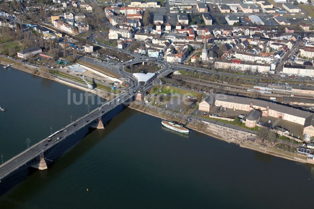 Wiesbaden von oben - Flußbrücke Theodor Heuss Brücke im Ortsteil Kastel in Wiesbaden im Bundesland Hessen, Deutschland