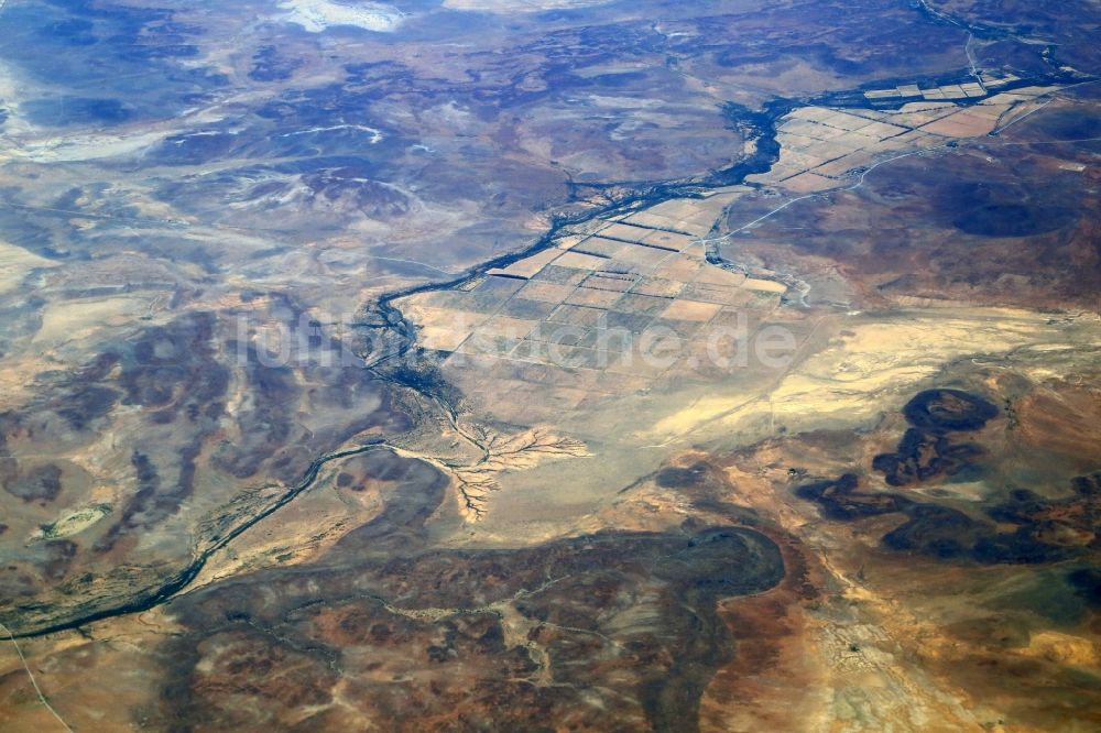 Griesenkraal aus der Vogelperspektive: Flusslandschaft in der Halbwüstenregion Karoo bei Griesenkraal in der Nordkap-Provinz, Südafrika