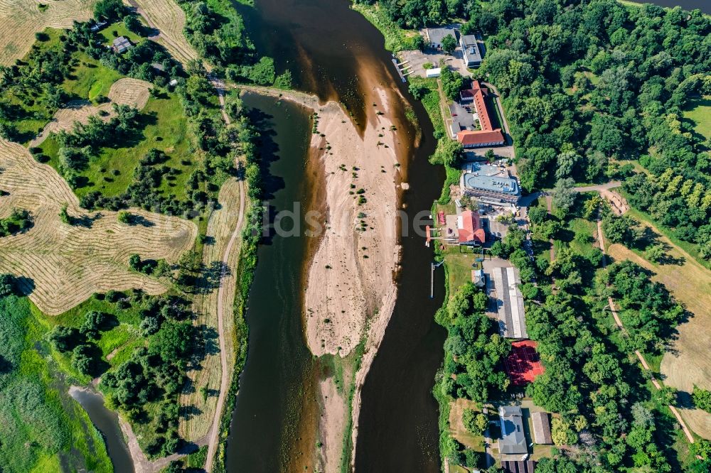 Magdeburg von oben - Flussmündung Elbe und Alte Elbe mit Sandbank in Magdeburg im Bundesland Sachsen-Anhalt, Deutschland