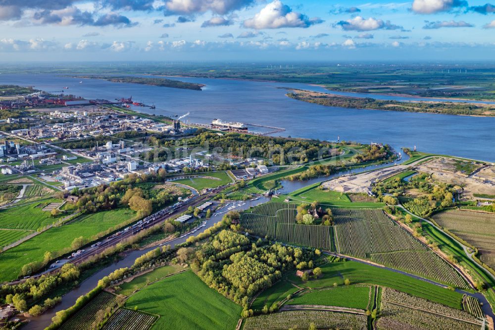 Stade von oben - Flußmündung der Scwinge in de Elbe in Stade im Bundesland Niedersachsen, Deutschland