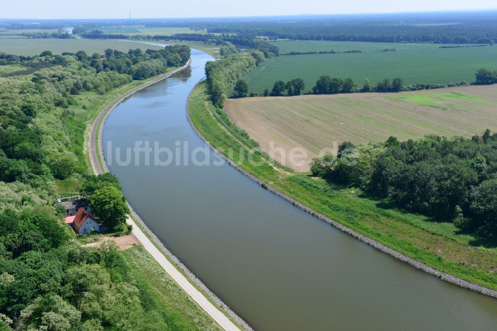 Genthin von oben - Flussverlauf Elbe-Havel-Kanal zwischen Genthin und Bergzow im Bundesland Sachsen-Anhalt