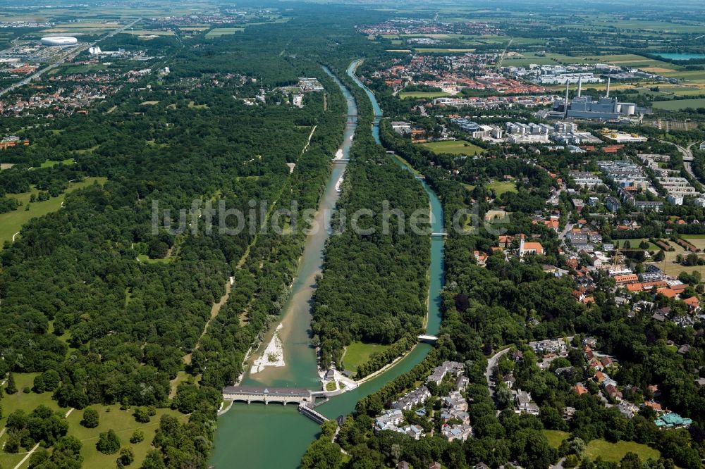 München von oben - Flußverlauf der Isar mit dem Stauwehr Oberföhring und der Isarinsel am Stadtteil Oberföhring in München im Bundesland Bayern