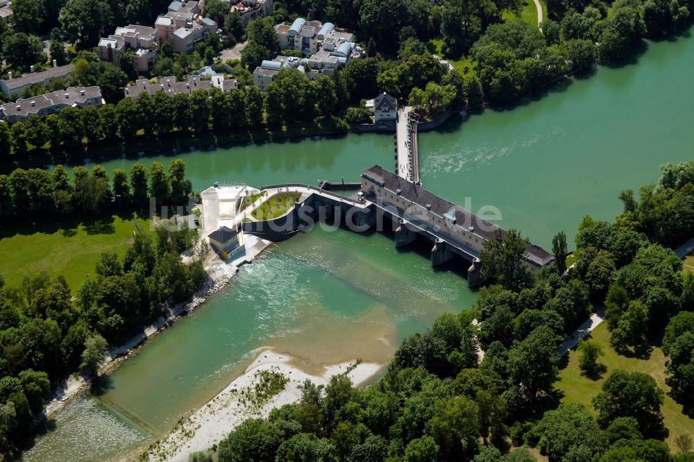 München aus der Vogelperspektive: Flußverlauf der Isar mit dem Stauwehr Oberföhring und der Isarinsel am Stadtteil Oberföhring in München im Bundesland Bayern