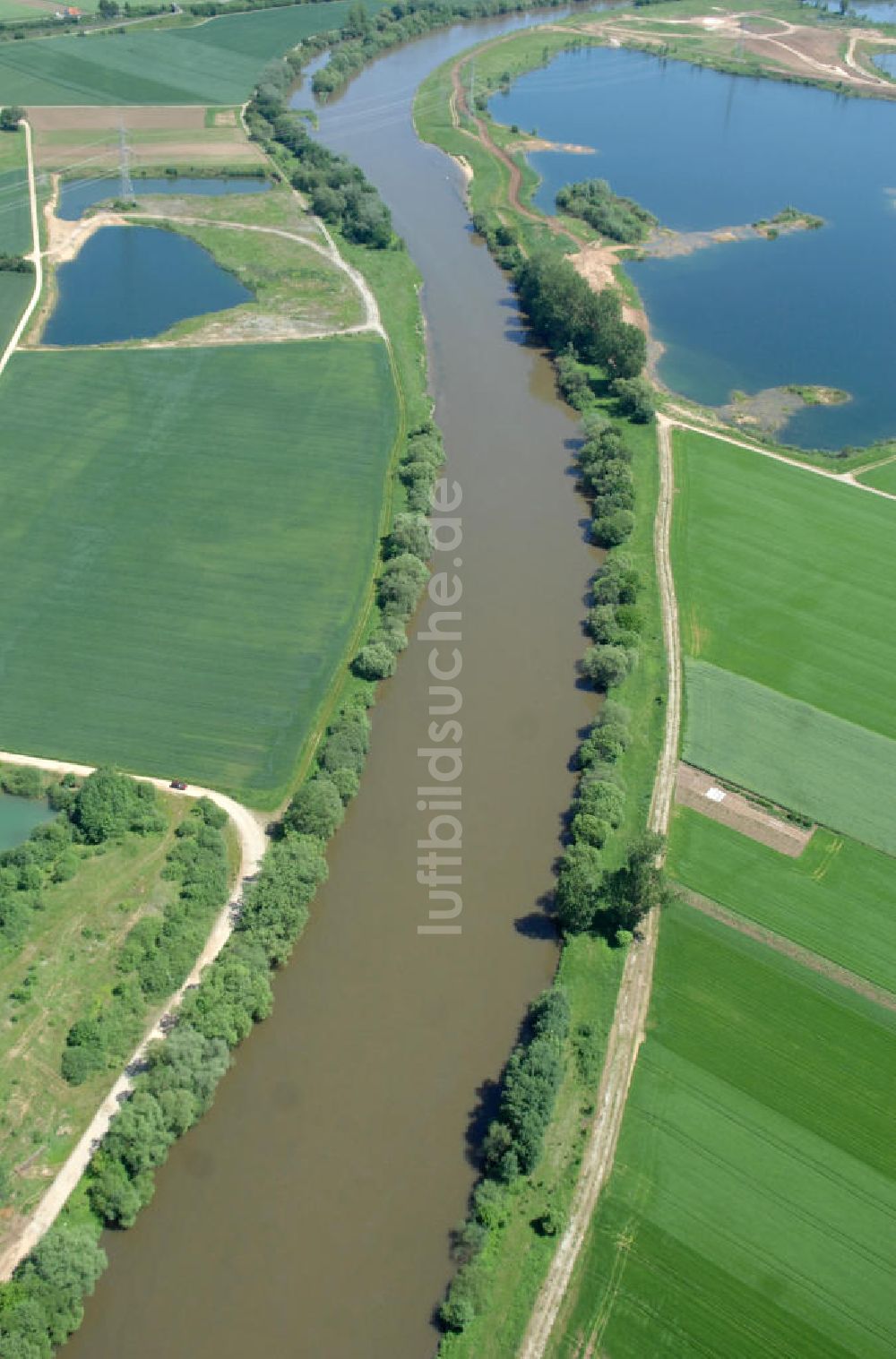 Roßstadt aus der Vogelperspektive: Flussverlauf des Main in Bayern