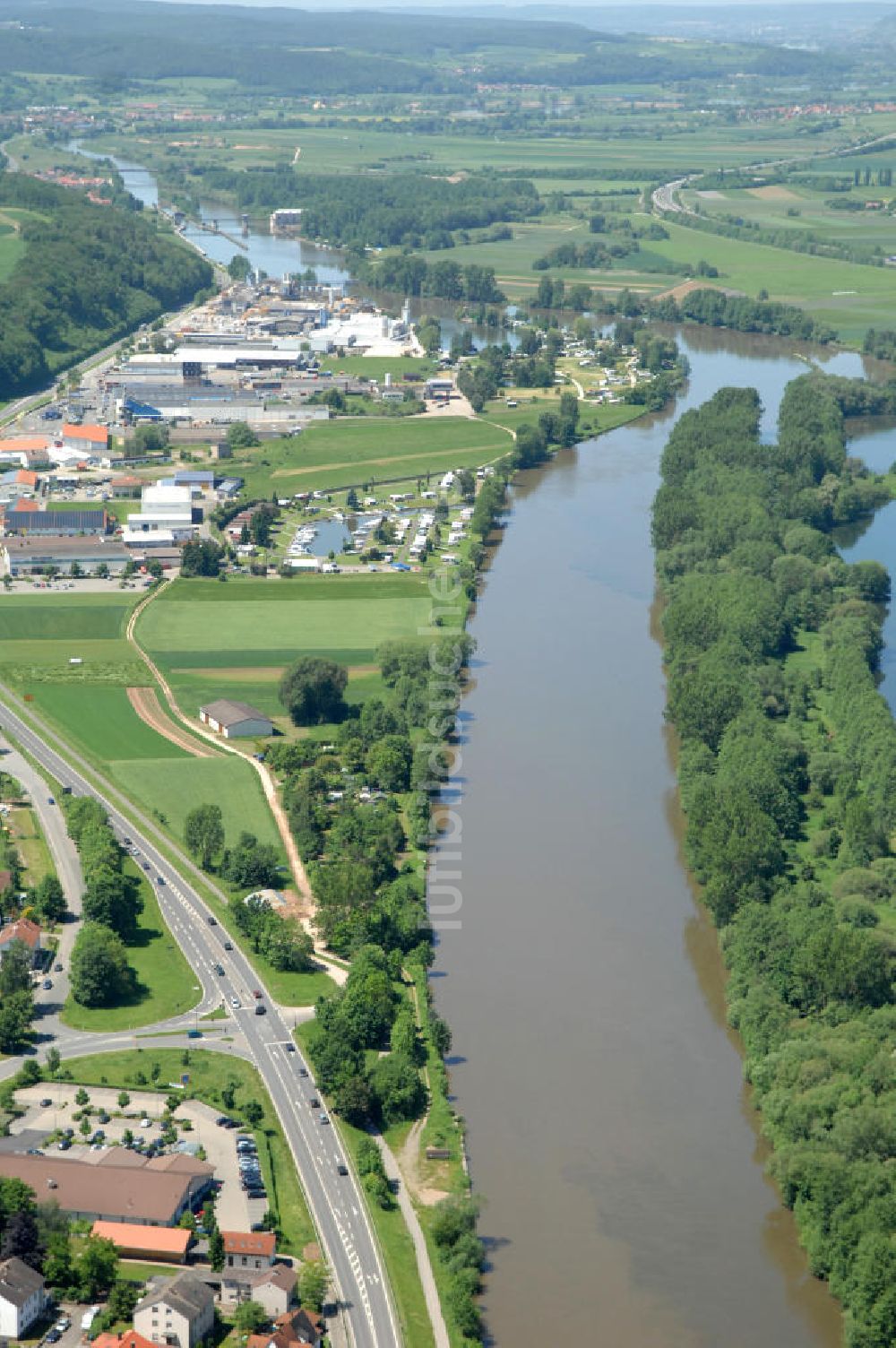 Trosdorf von oben - Flussverlauf des Main in Bayern