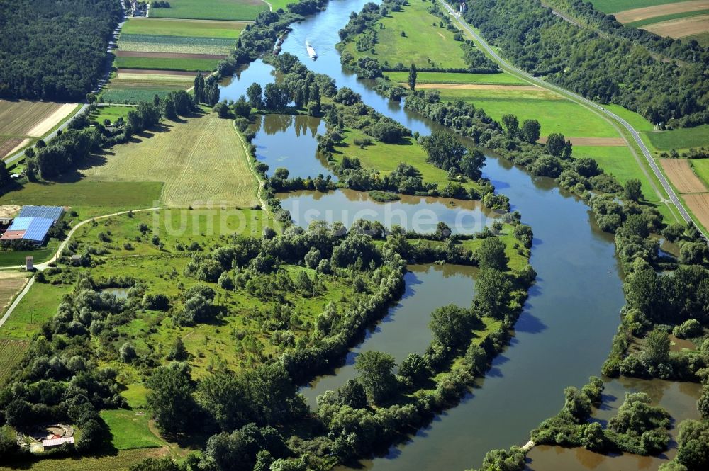 Albertshofen aus der Vogelperspektive: Flussverlauf des Main bei Albertshofen im Bundesland Bayern