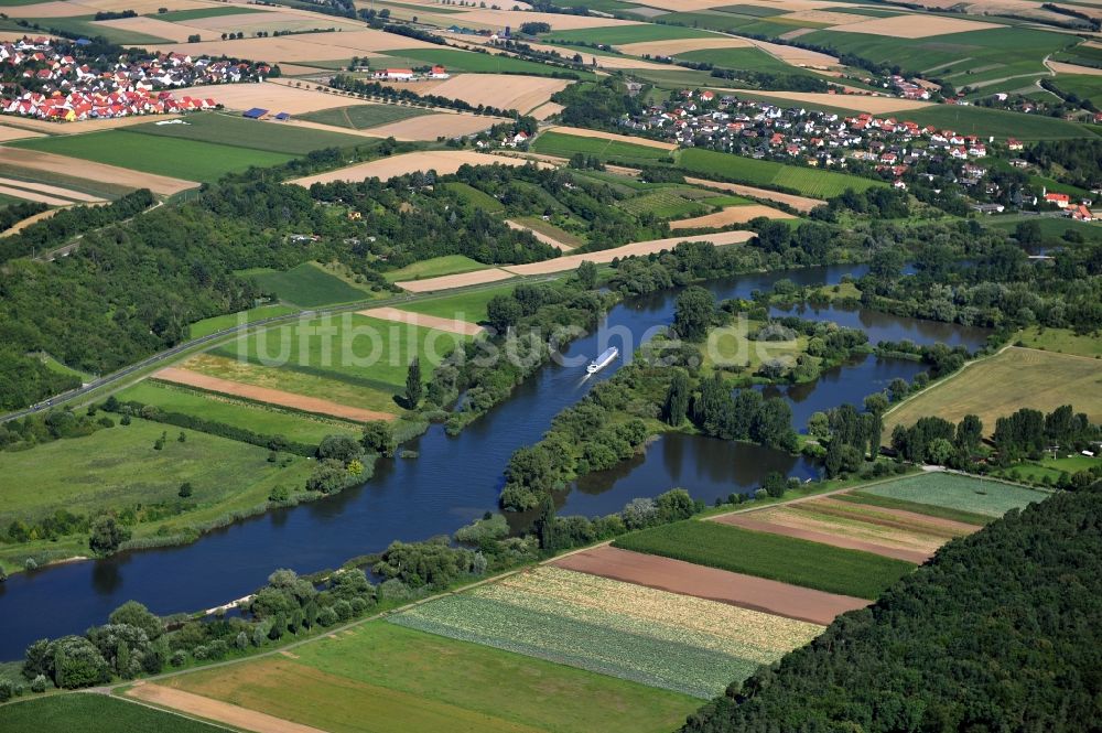 Albertshofen aus der Vogelperspektive: Flussverlauf des Main bei Albertshofen im Bundesland Bayern