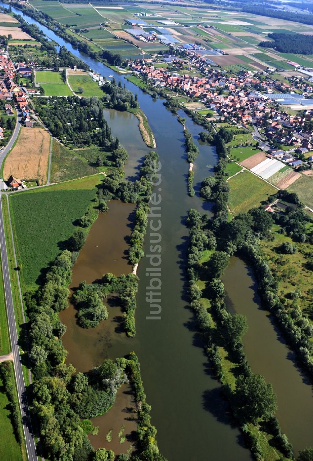 Albertshofen von oben - Flussverlauf des Main bei Albertshofen im Bundesland Bayern