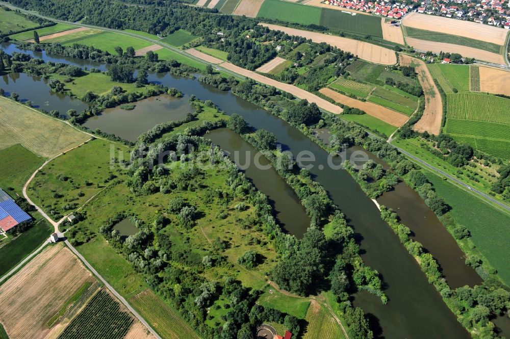 Albertshofen aus der Vogelperspektive: Flussverlauf des Main bei Albertshofen im Bundesland Bayern