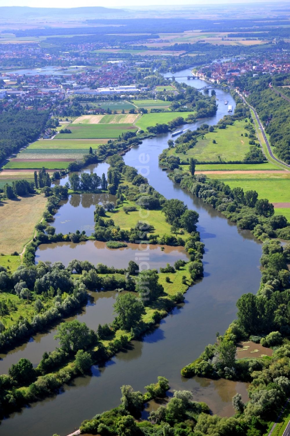 Albertshofen von oben - Flussverlauf des Main bei Albertshofen im Bundesland Bayern