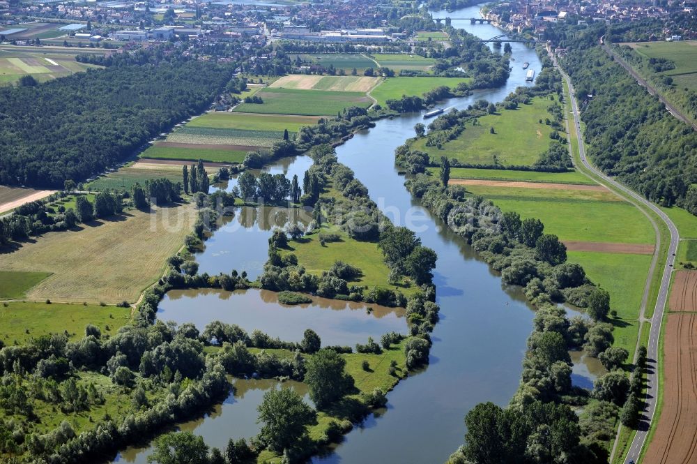 Albertshofen aus der Vogelperspektive: Flussverlauf des Main bei Albertshofen im Bundesland Bayern