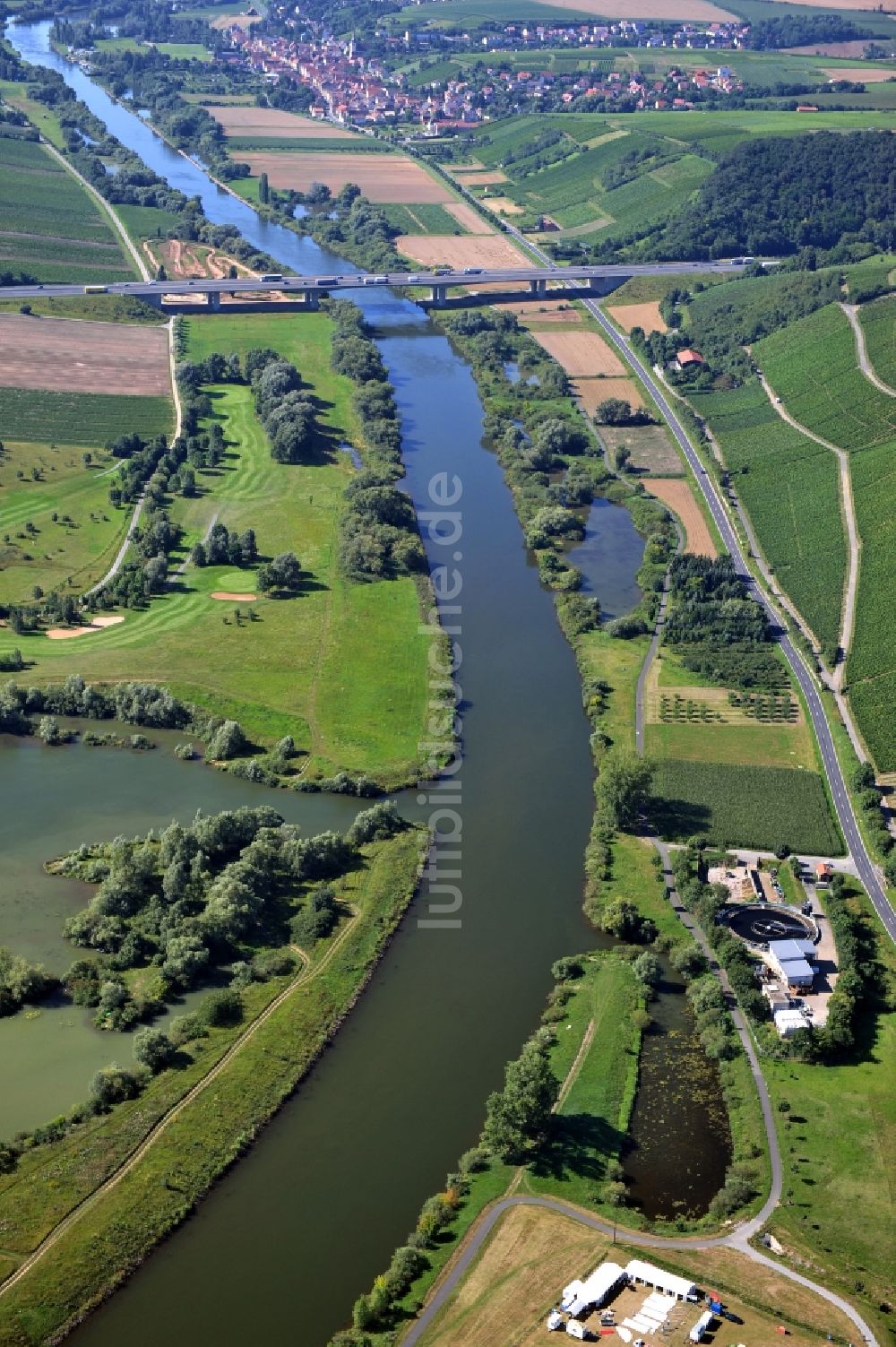 Dettelbach aus der Vogelperspektive: Flussverlauf des Main bei Dettelbach im Bundesland Bayern