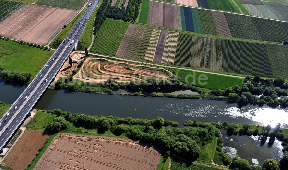 Dettelbach von oben - Flussverlauf des Main bei Dettelbach im Bundesland Bayern