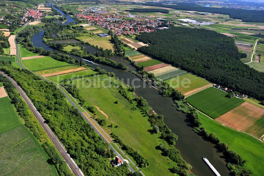 Kitzingen aus der Vogelperspektive: Flussverlauf des Main bei Kitzingen im Bundesland Bayern