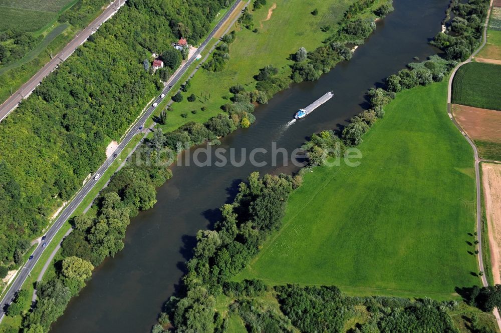 Kitzingen aus der Vogelperspektive: Flussverlauf des Main bei Kitzingen im Bundesland Bayern