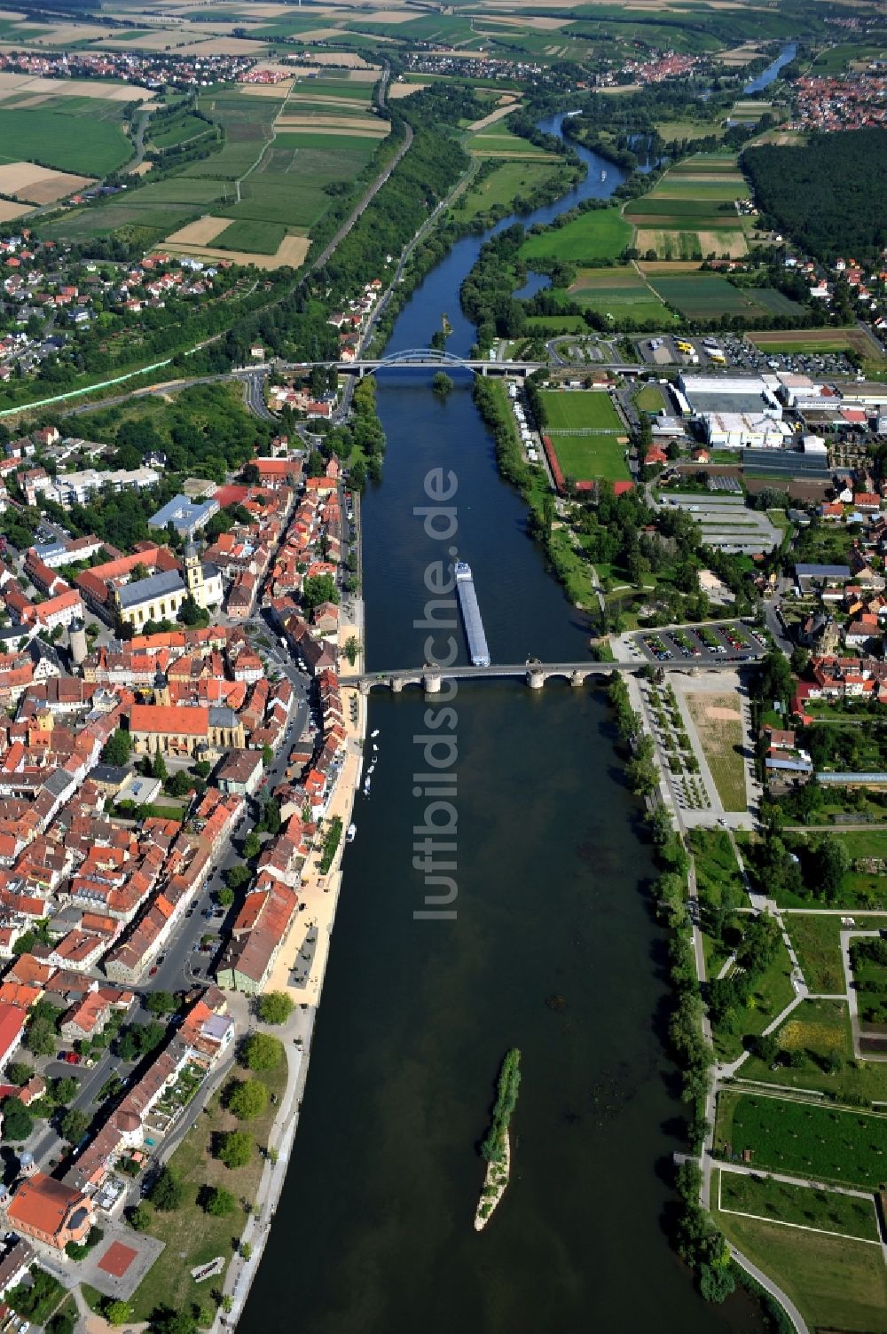 Luftaufnahme Kitzingen - Flussverlauf des Main in Kitzingen im Bundesland Bayern