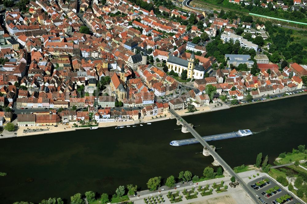 Kitzingen aus der Vogelperspektive: Flussverlauf des Main in Kitzingen im Bundesland Bayern