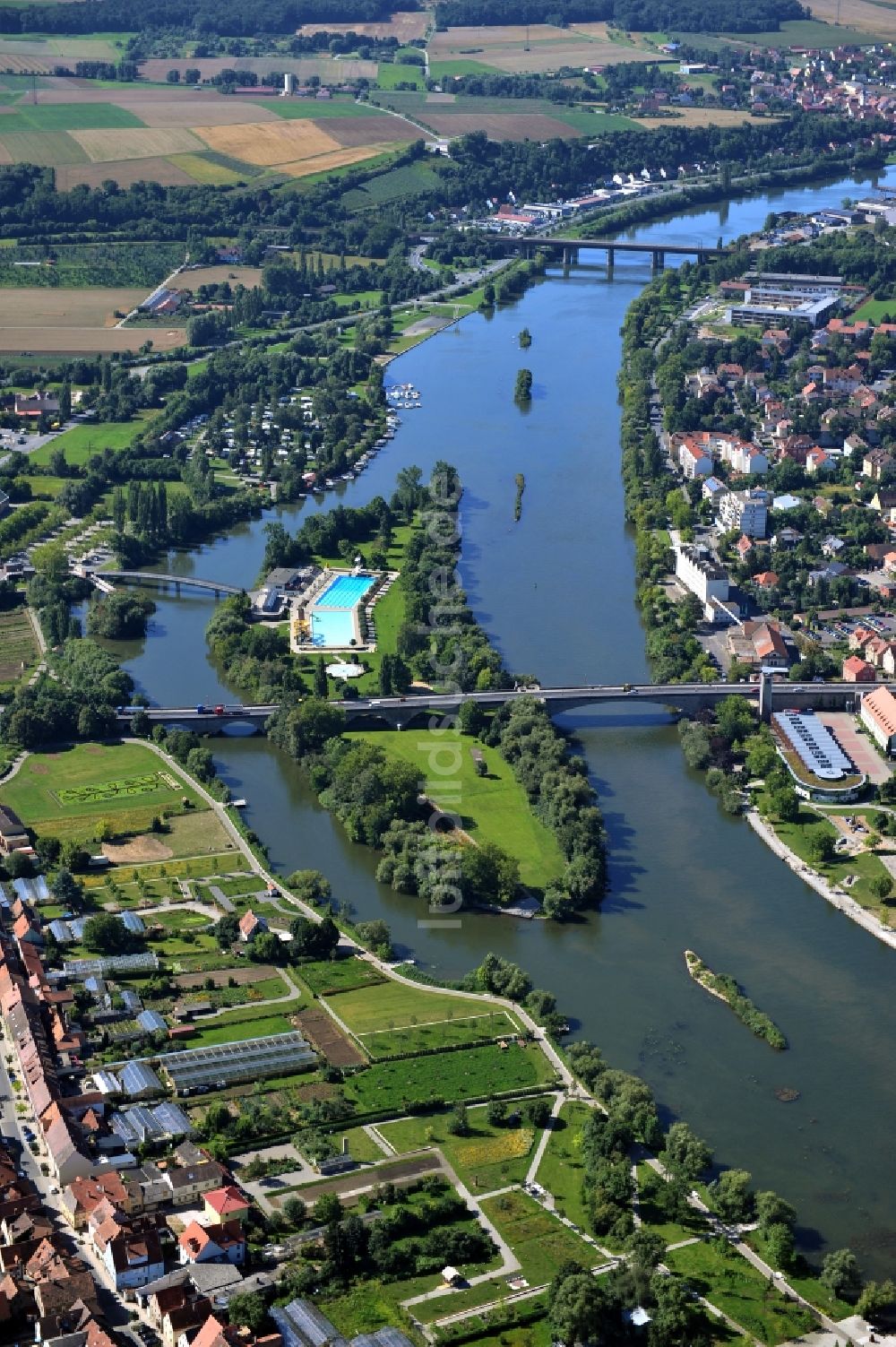 Kitzingen von oben - Flussverlauf des Main in Kitzingen im Bundesland Bayern