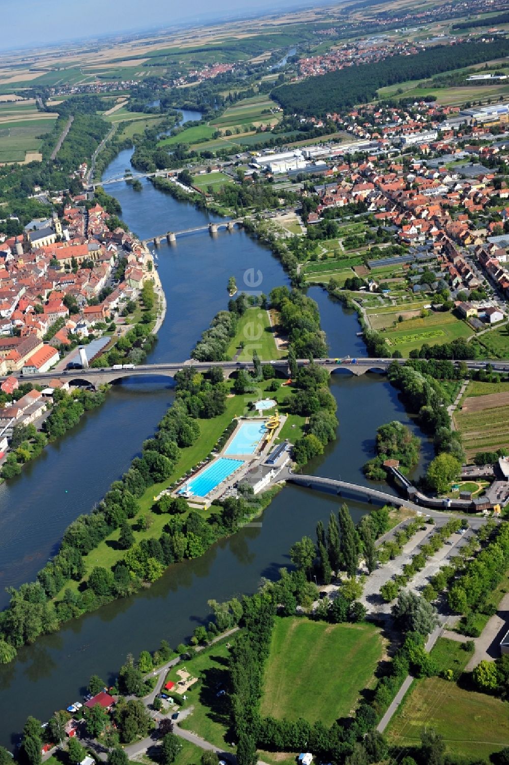 Kitzingen aus der Vogelperspektive: Flussverlauf des Main in Kitzingen im Bundesland Bayern