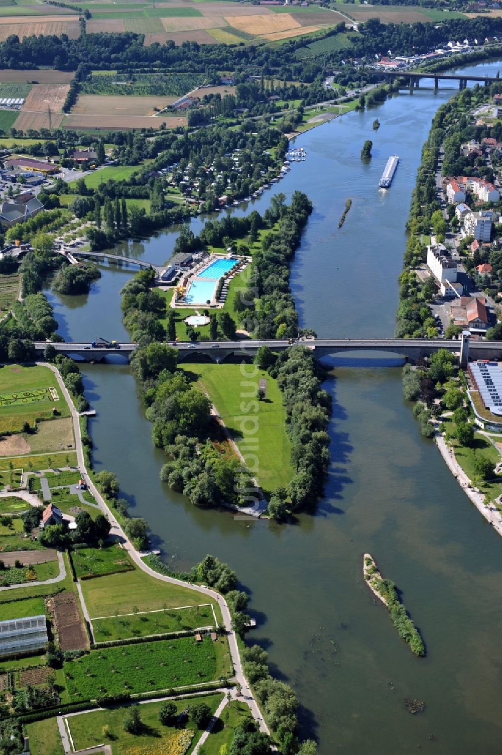 Kitzingen von oben - Flussverlauf des Main in Kitzingen im Bundesland Bayern