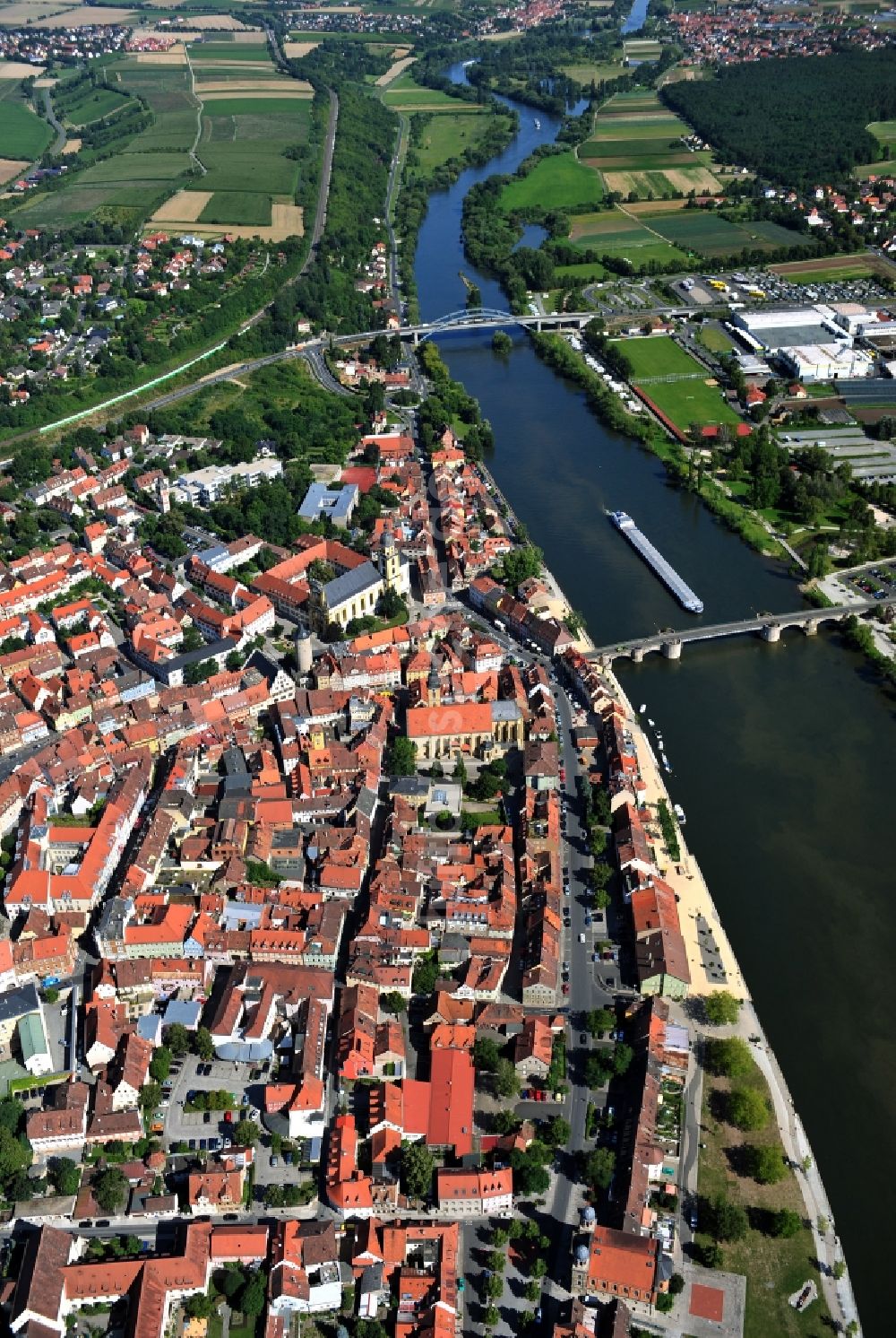 Kitzingen von oben - Flussverlauf des Main in Kitzingen im Bundesland Bayern