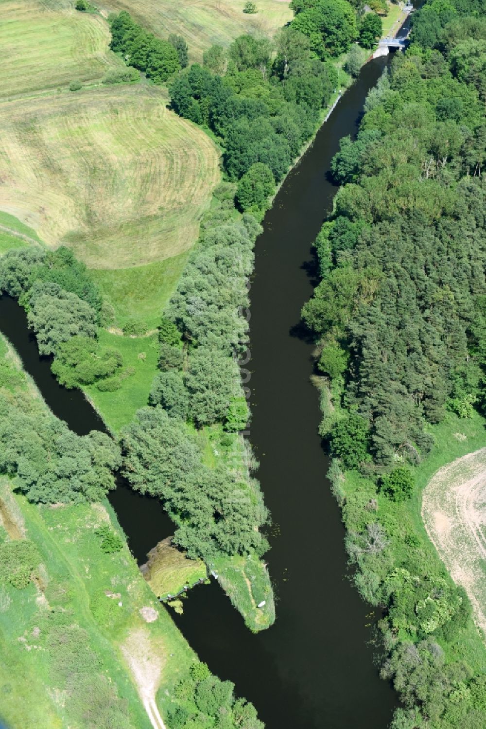 Siggelkow aus der Vogelperspektive: Flußverlauf der Müritz-Elde und dem Fluss Alte Elde in der Gemeinde Siggelkow im Bundesland Mecklenburg-Vorpommern, Deutschland