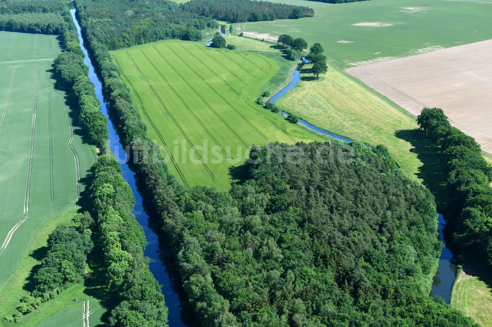 Siggelkow aus der Vogelperspektive: Flußverlauf der Müritz-Elde und dem Fluss Alte Elde in der Gemeinde Siggelkow im Bundesland Mecklenburg-Vorpommern, Deutschland