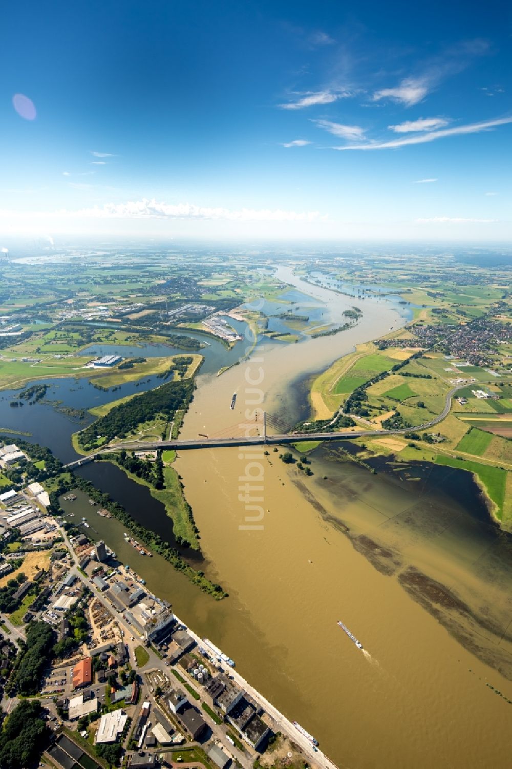 Wesel von oben - Flußverlauf des Rhein bei Wesel im Bundesland Nordrhein-Westfalen