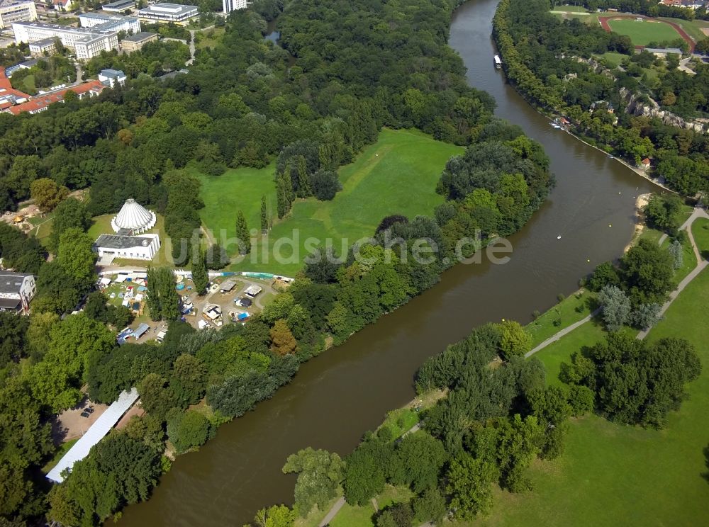 Halle (Saale) aus der Vogelperspektive: Flußverlauf der Saale an der Peißnitzbrücke in Halle (Saale) im Bundesland Sachsen-Anhalt