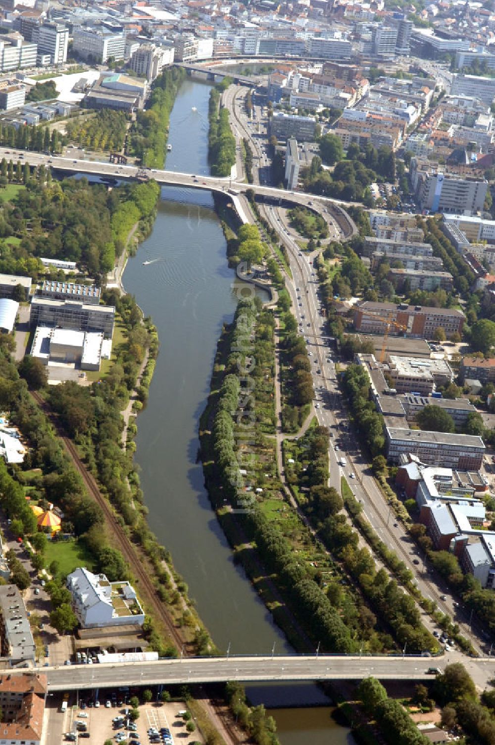 Saarbrücken von oben - Flußverlauf der Saar durch Saarbrücken