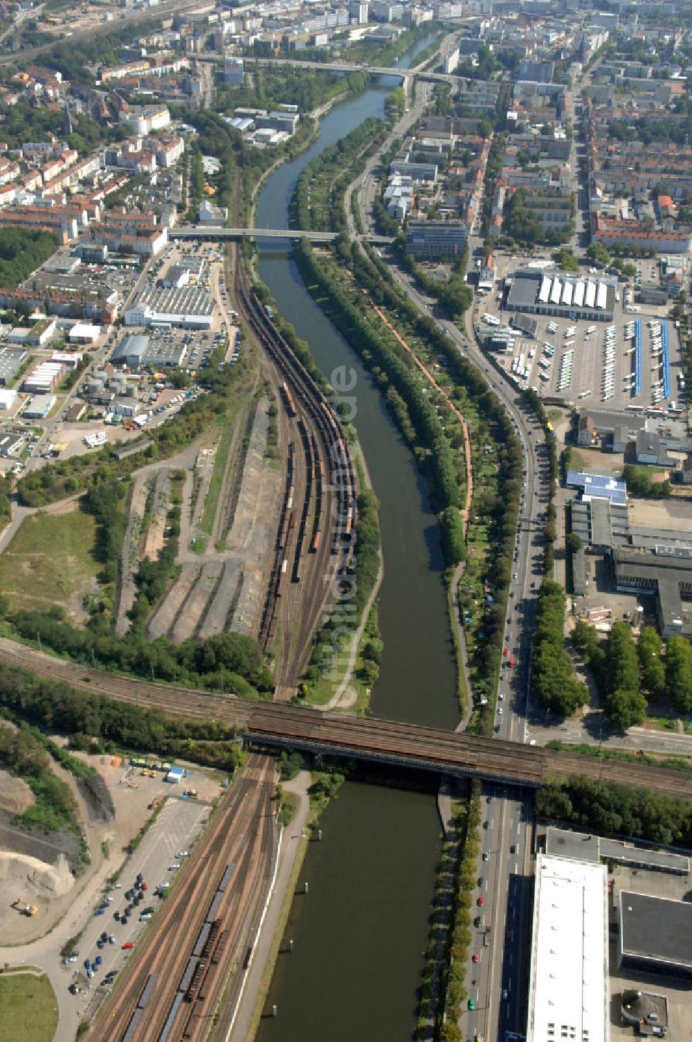 Luftaufnahme Saarbrücken - Flußverlauf der Saar durch Saarbrücken