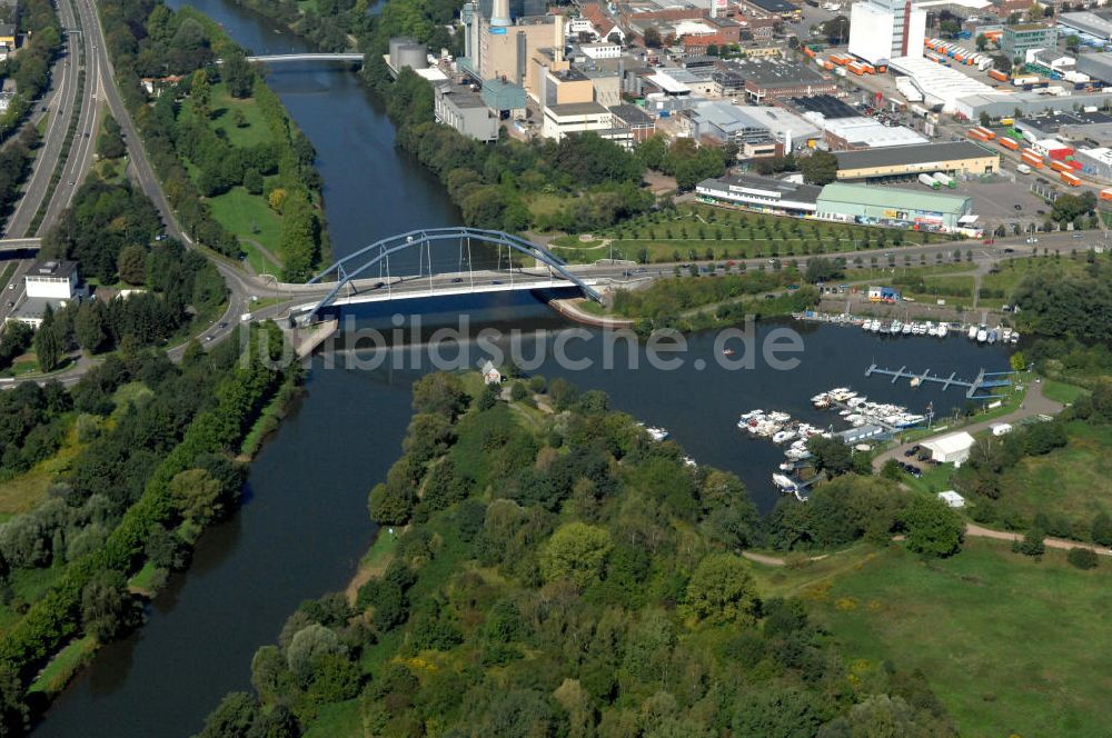 Saarbrücken von oben - Flußverlauf der Saar durch Saarbrücken