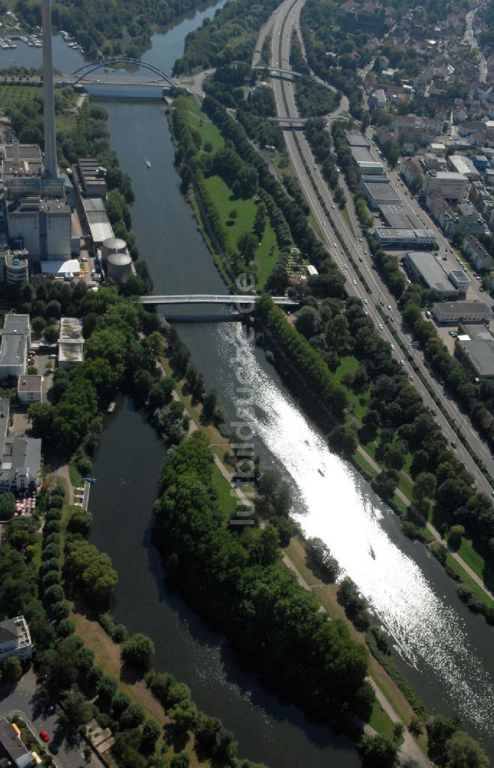 Saarbrücken von oben - Flußverlauf der Saar durch Saarbrücken