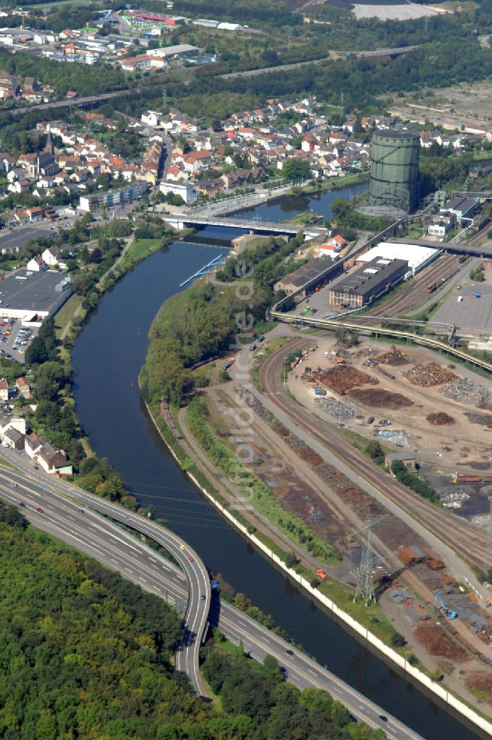 Völklingen aus der Vogelperspektive: Flußverlauf der Saar durch Völklingen