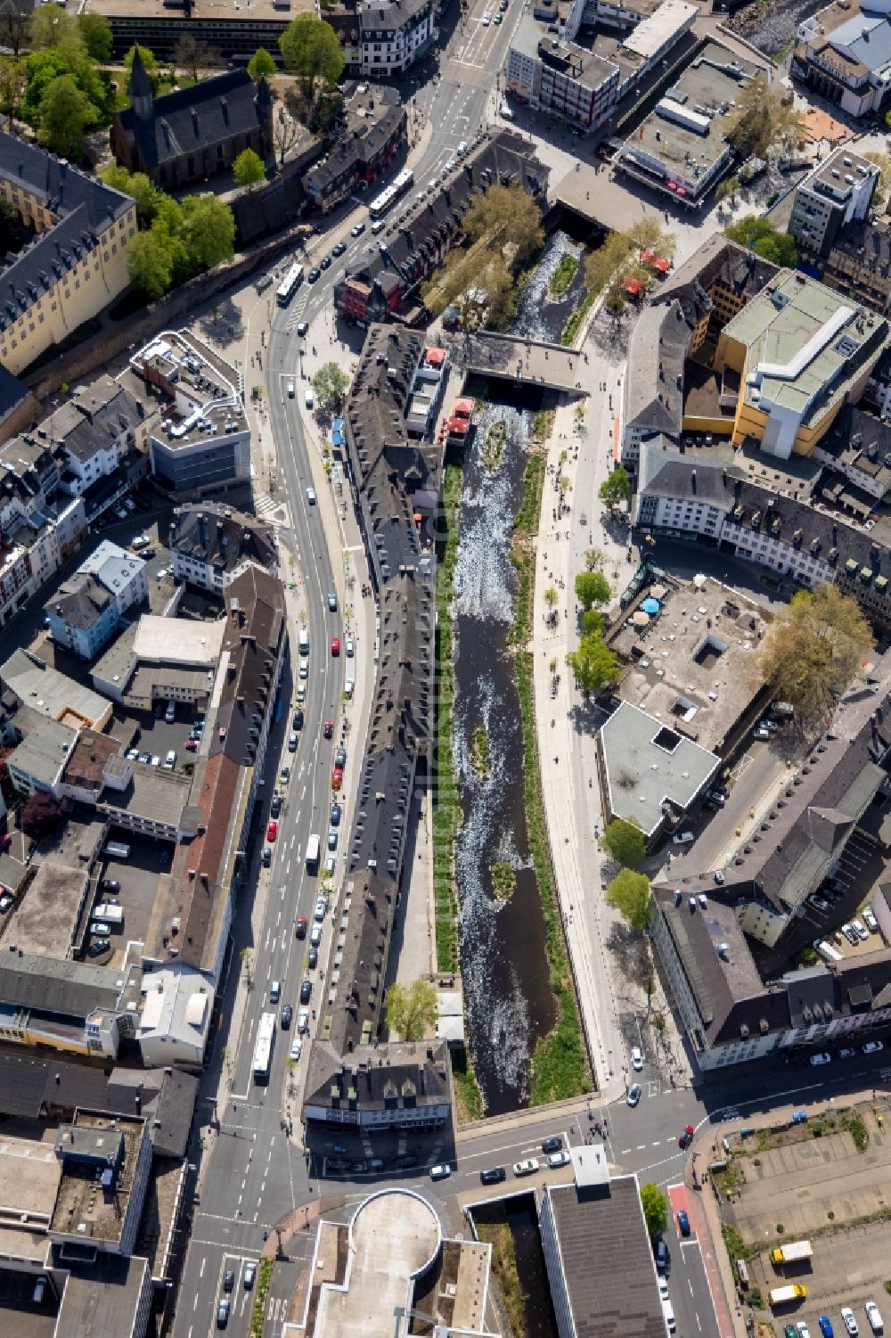 Luftaufnahme Siegen - Flußverlauf der Sieg entlang der Sandstraße - Brüder-Busch-Straße in Siegen im Bundesland Nordrhein-Westfalen, Deutschland