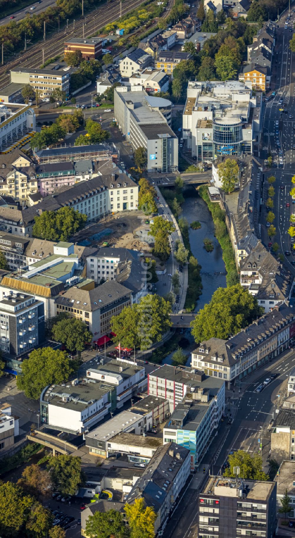 Luftaufnahme Siegen - Flußverlauf der Sieg entlang der Sandstraße - Brüder-Busch-Straße in Siegen im Bundesland Nordrhein-Westfalen, Deutschland