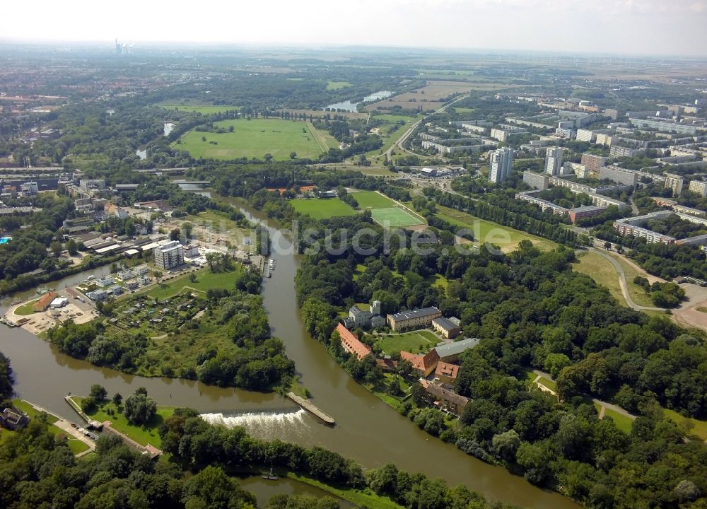 Luftaufnahme Halle (Saale) - Flußverlauf und Ufer der Saale in Halle (Saale) im Bundesland Sachsen-Anhalt