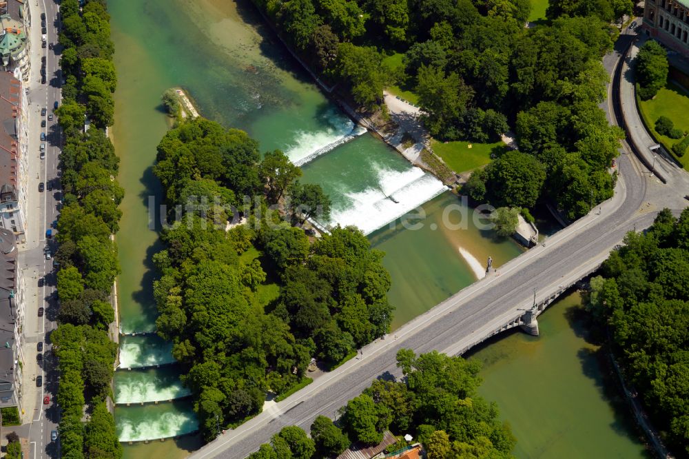 Luftaufnahme München - Flußverlauf und Vereinigung der Kleinen und Großen Isar an der Schwindinsel und Maximiliansbrücke in München im Bundesland Bayern