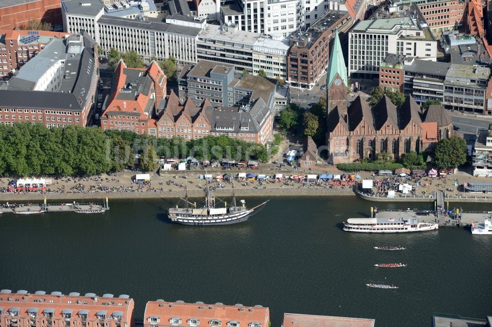 Bremen von oben - Flußverlauf der Weser entlang des Stadtzentrums im Innenstadtbereich in Bremen