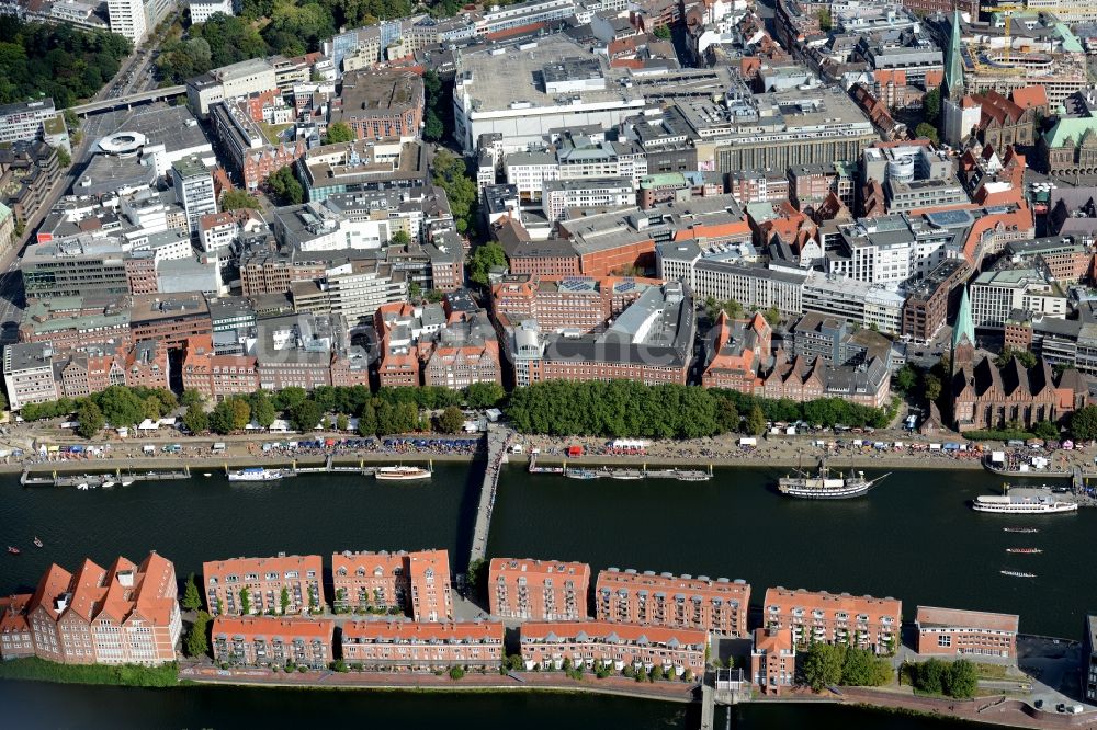 Bremen aus der Vogelperspektive: Flußverlauf der Weser entlang des Stadtzentrums im Innenstadtbereich in Bremen