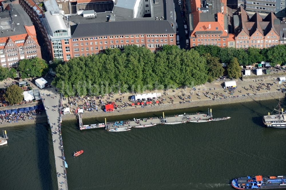 Luftaufnahme Bremen - Flußverlauf der Weser entlang des Stadtzentrums im Innenstadtbereich in Bremen